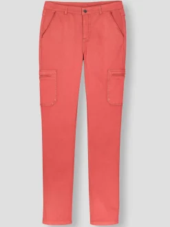 Pantalon poches plaquées sur les côtés.