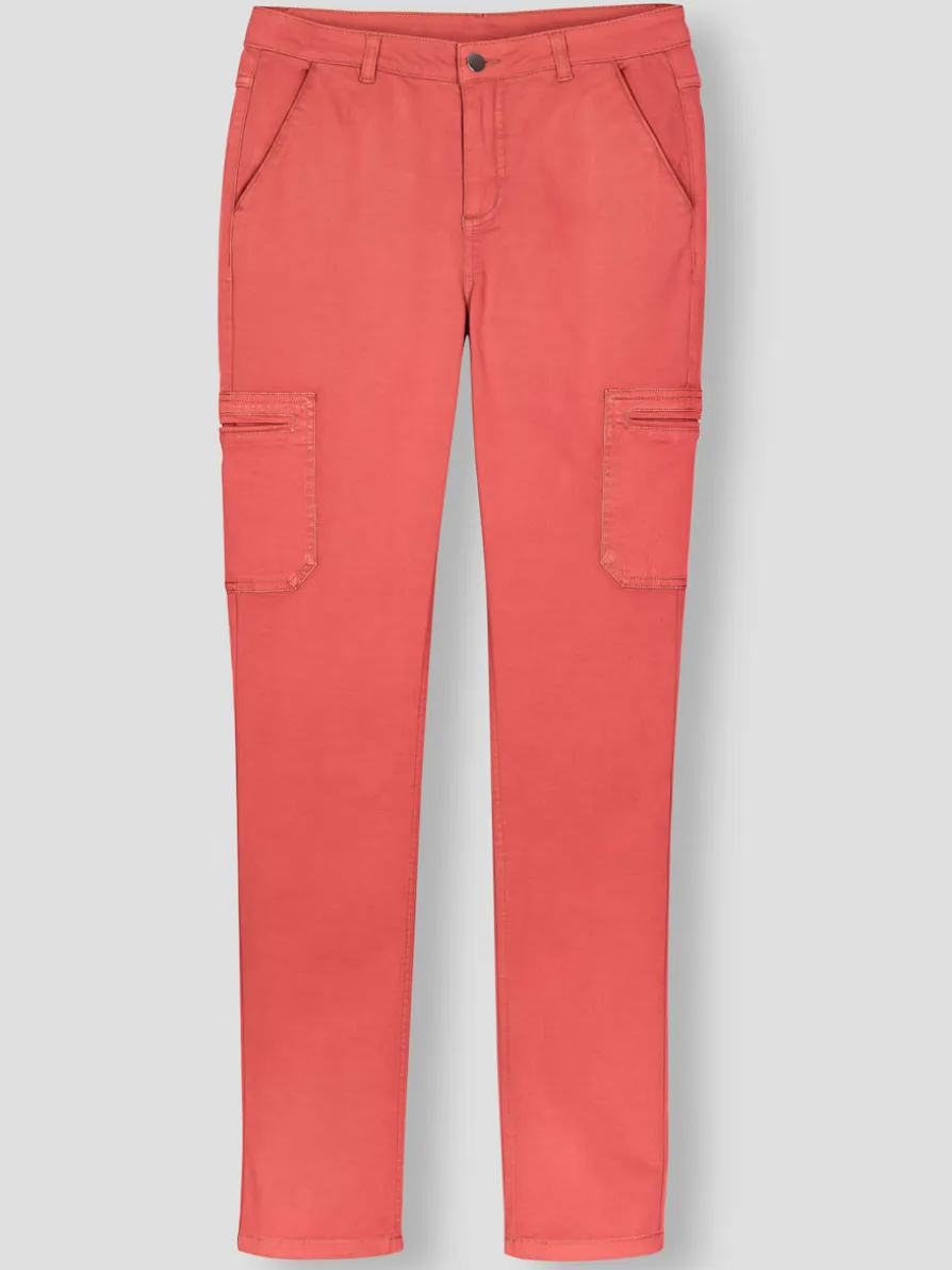Pantalon poches plaquées sur les côtés.