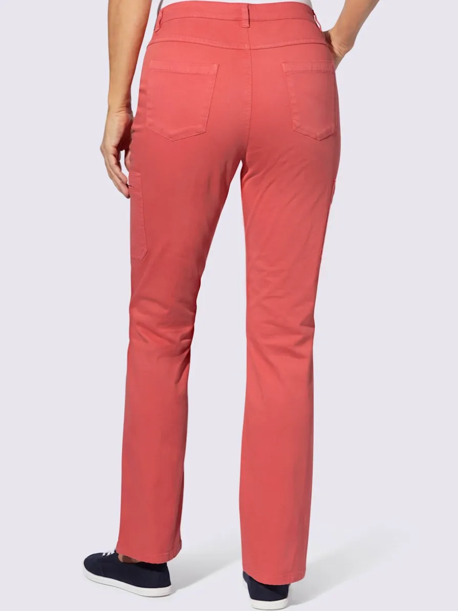 Pantalon poches plaquées sur les côtés.